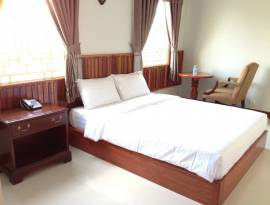 សណ្ឋាគារហូលីដេ - Holiday Hotel